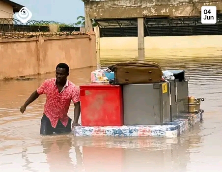 Man seen transporting fridge, television, mattress, other belongings after heavy rainfall hits Tema Community Three Wednesday
