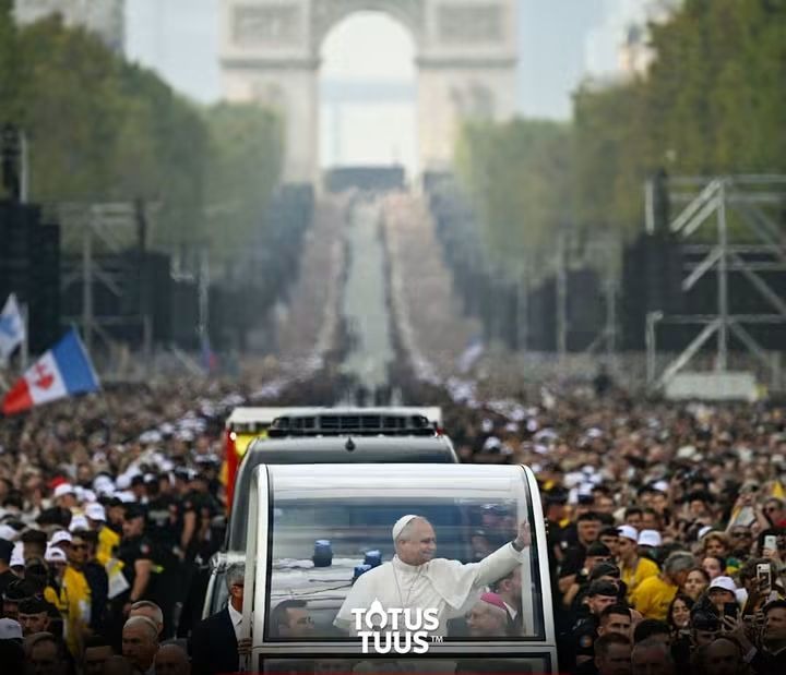 800,000 Papal crowd stunned secular France Saturday